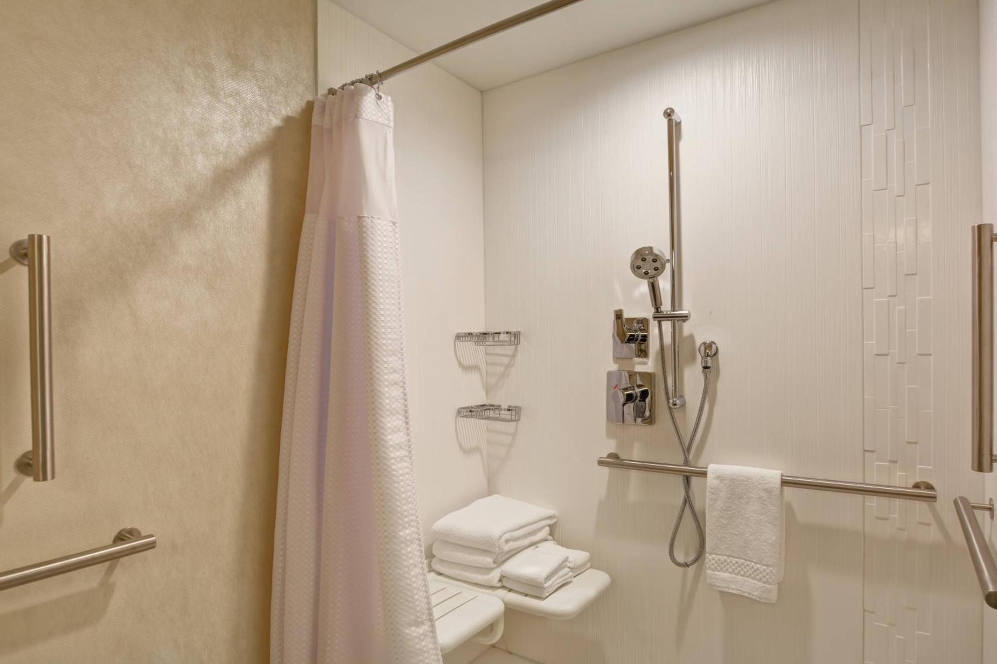Courtyard By Marriott Long Island Islip/Courthouse Complex Hotell Central Islip Exteriör bild