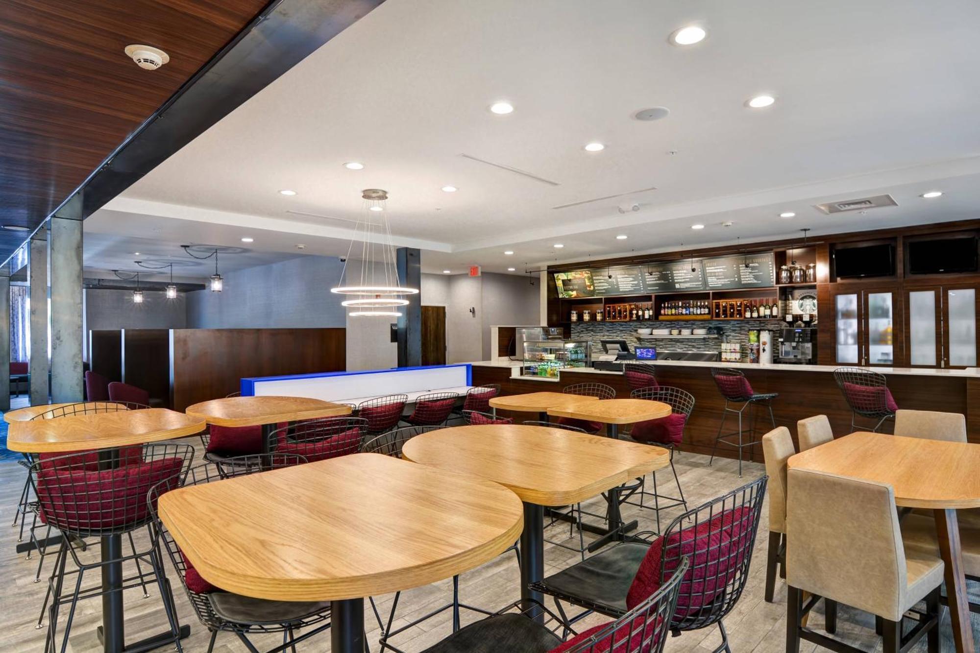 Courtyard By Marriott Long Island Islip/Courthouse Complex Hotell Central Islip Exteriör bild