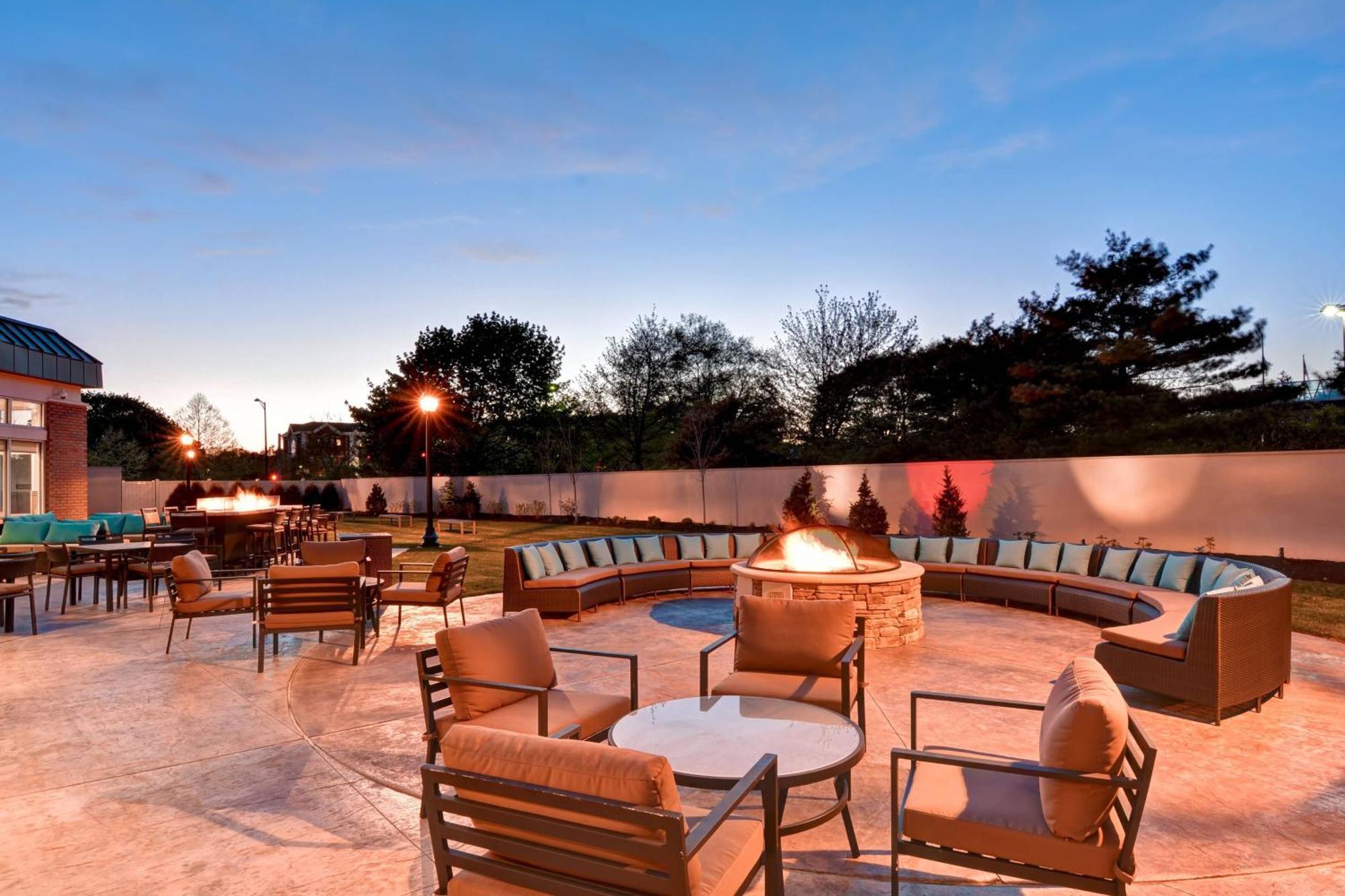 Courtyard By Marriott Long Island Islip/Courthouse Complex Hotell Central Islip Exteriör bild