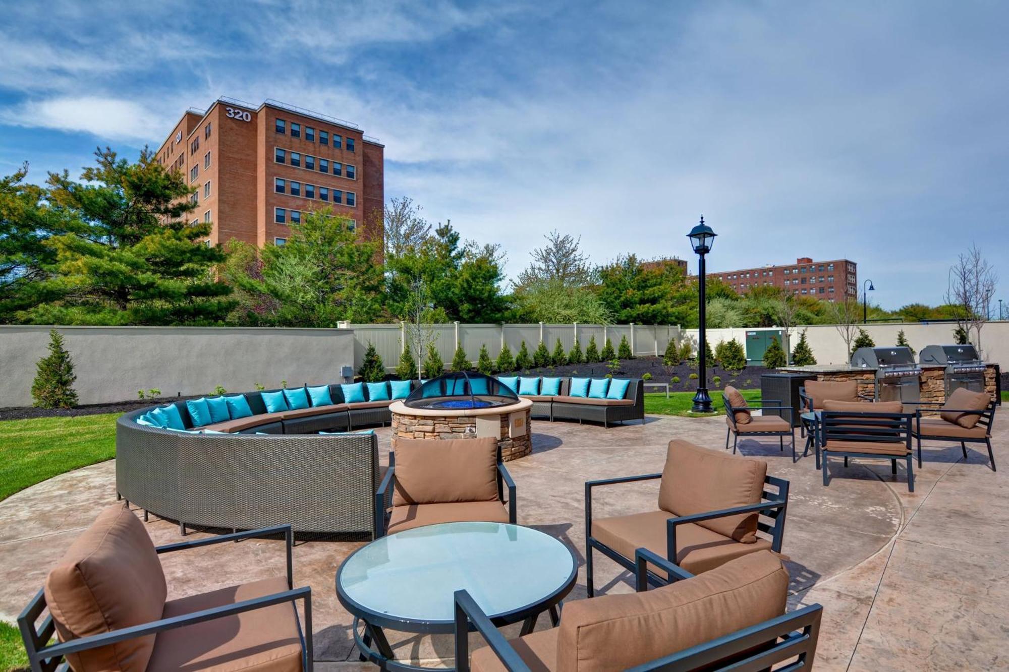 Courtyard By Marriott Long Island Islip/Courthouse Complex Hotell Central Islip Exteriör bild
