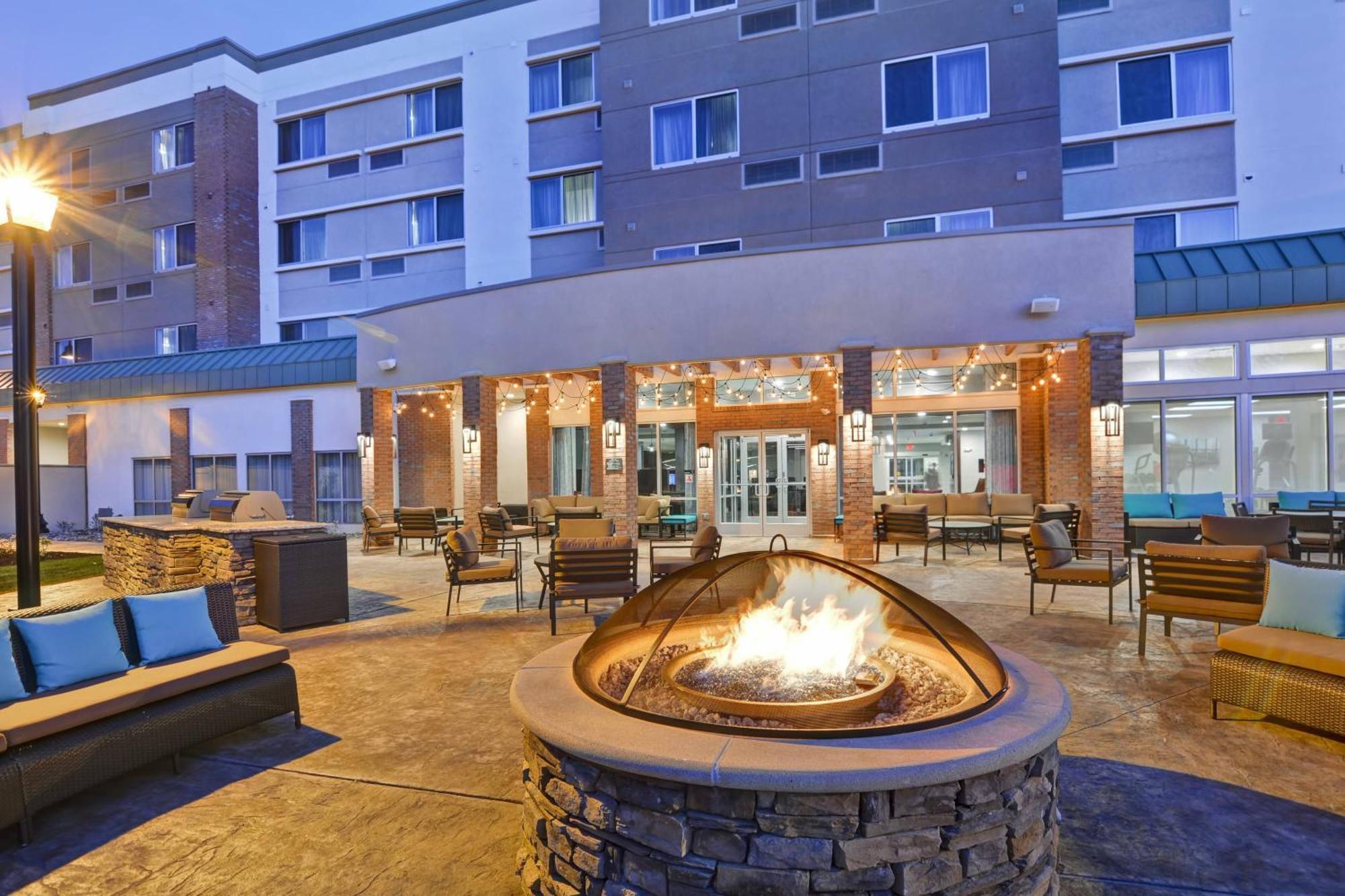 Courtyard By Marriott Long Island Islip/Courthouse Complex Hotell Central Islip Exteriör bild